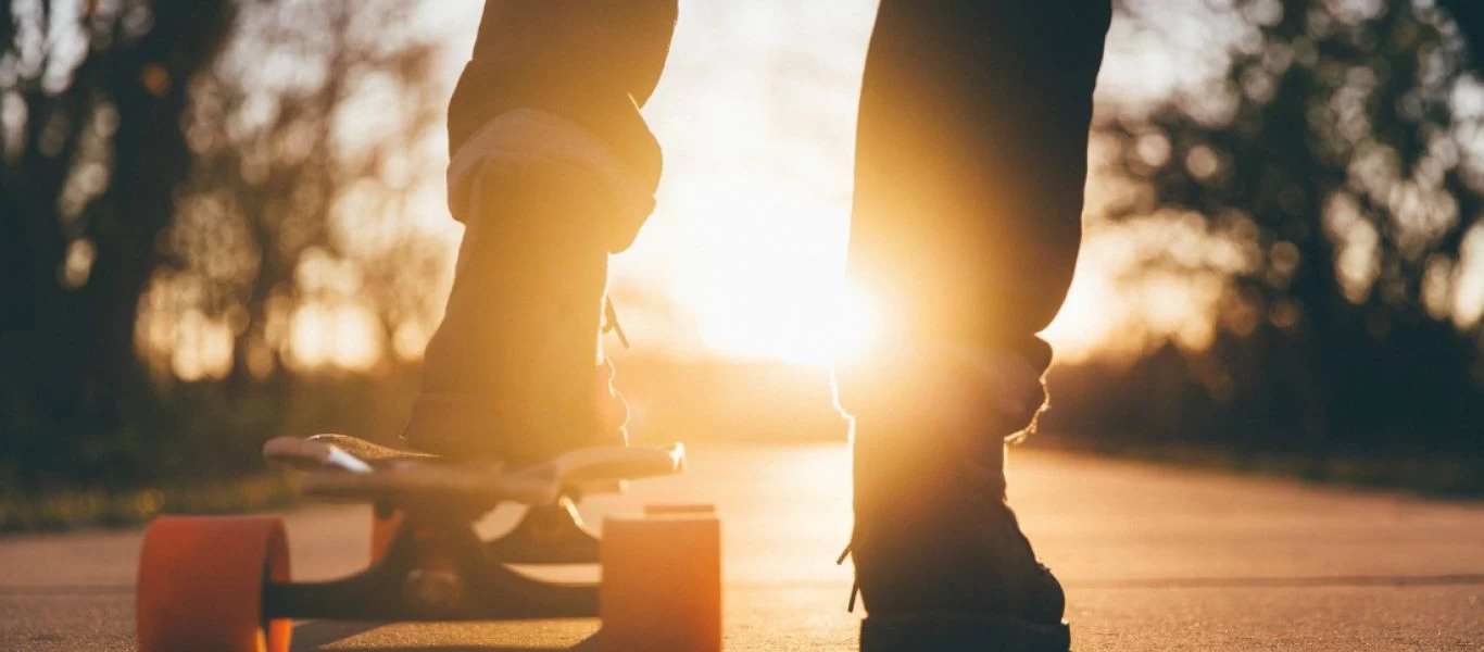 Ηλικιωμένος 81 ετών κάνει... skate και βάζει τα γυαλιά στους νεότερους (βίντεο)